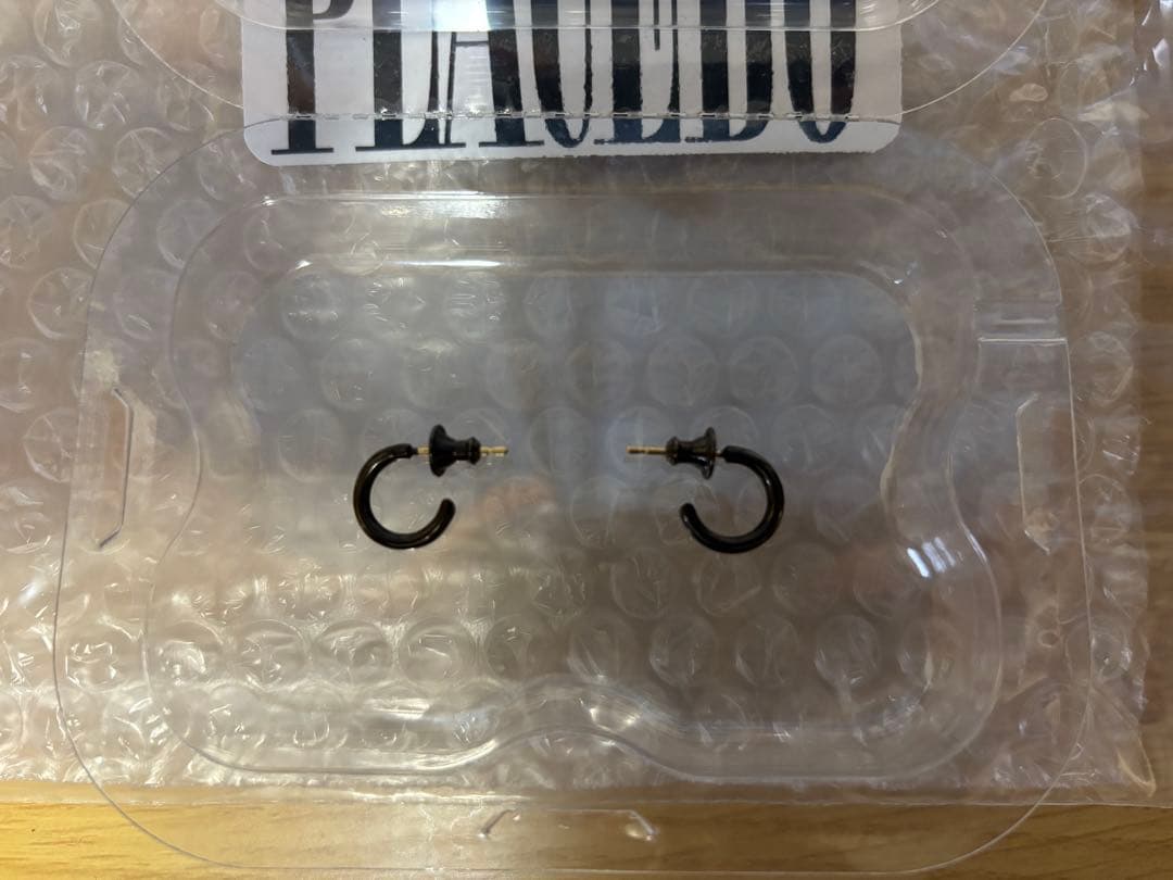 CAREERING ブラック ピアス