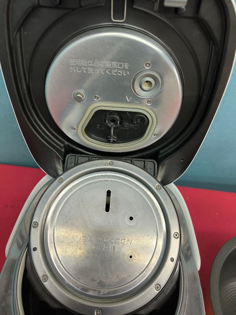 2022年製　東芝 真空圧力IH炊飯ジ-5.5合　炎匠炊き　RC-10E2VS