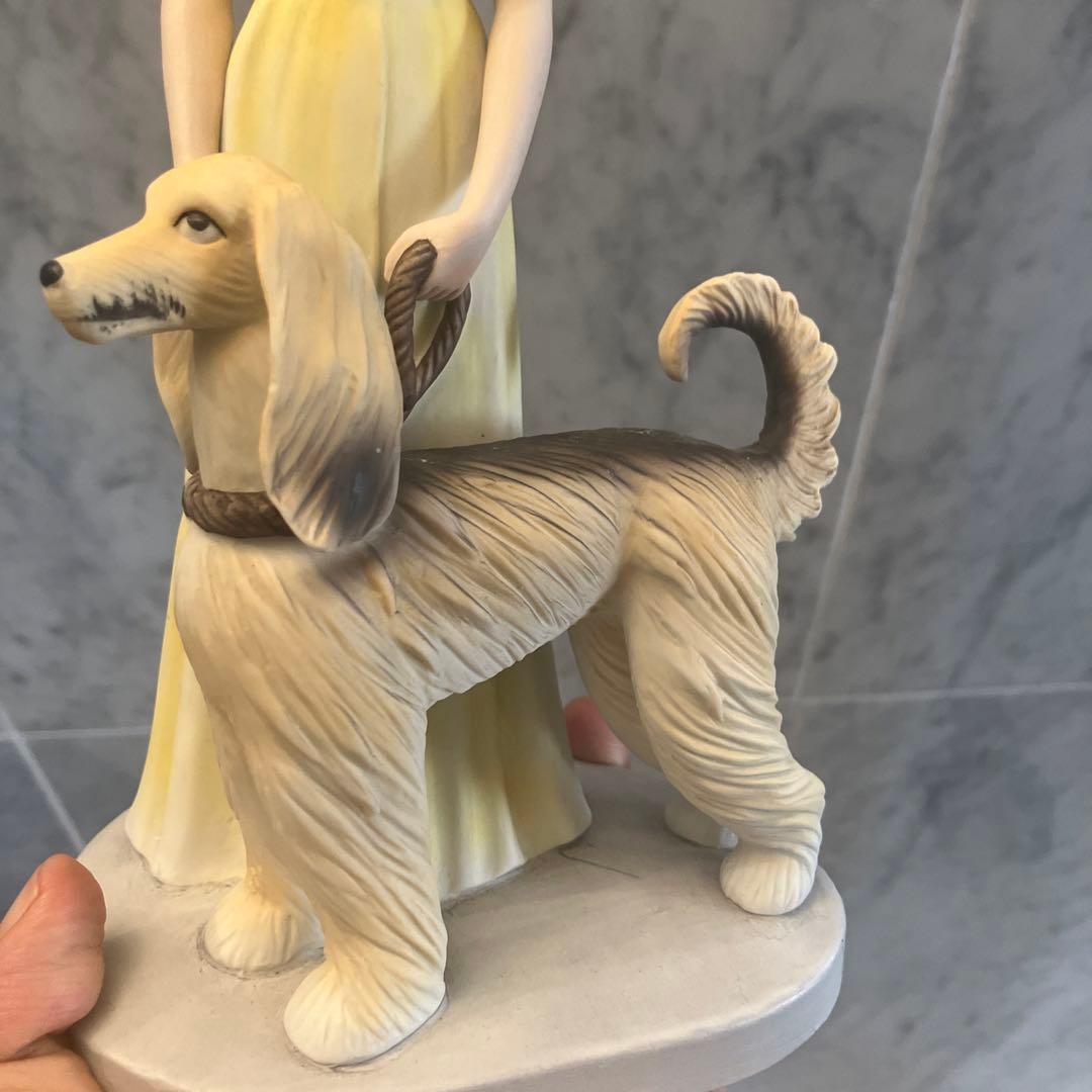 新品アメリカ60-70年代高級大型犬アフガンを携えた貴婦人の陶器オブジェ