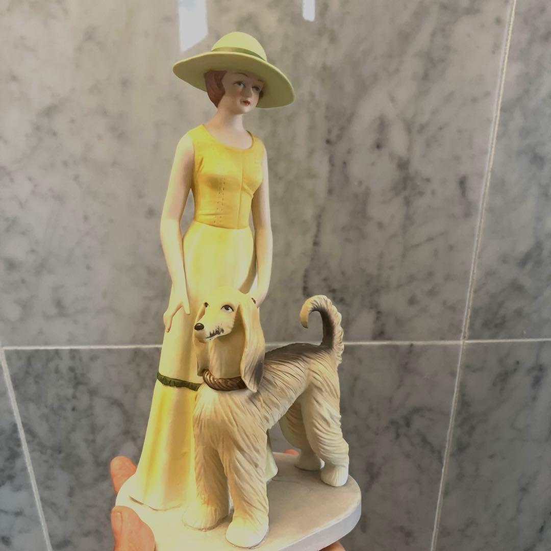 新品アメリカ60-70年代高級大型犬アフガンを携えた貴婦人の陶器オブジェ