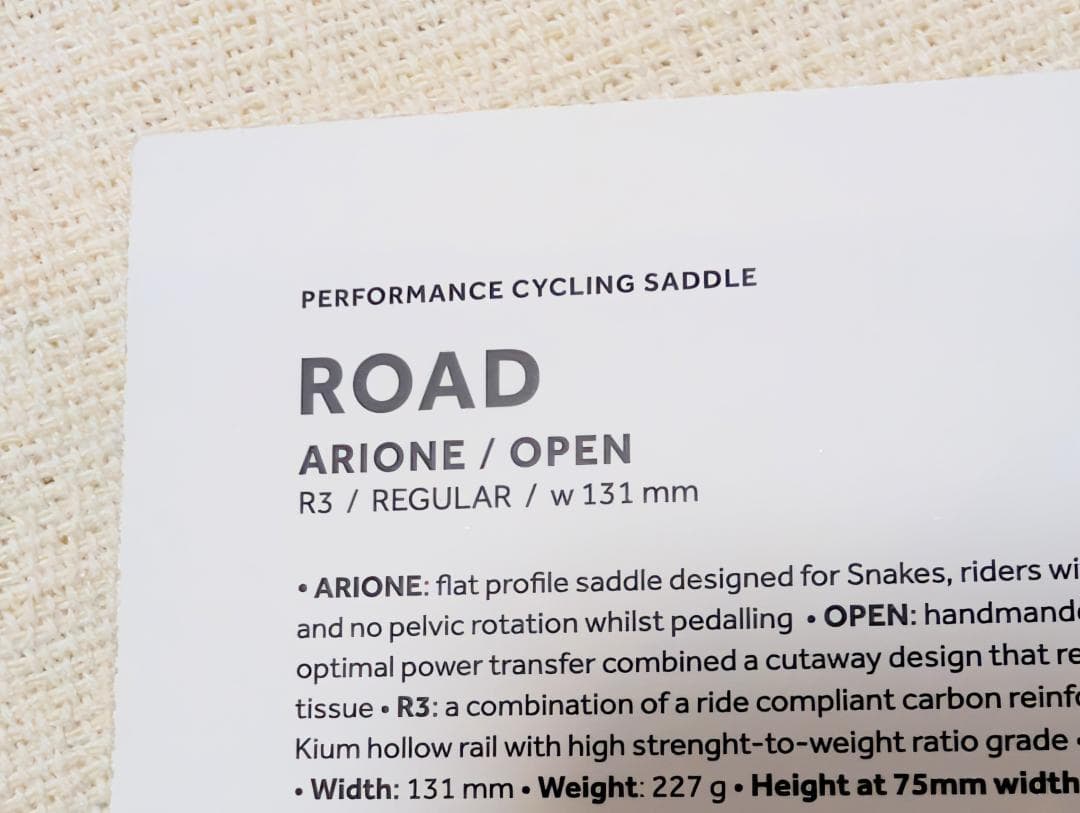 【新品未使用】Fizik サドル ARIONE R3 Open
