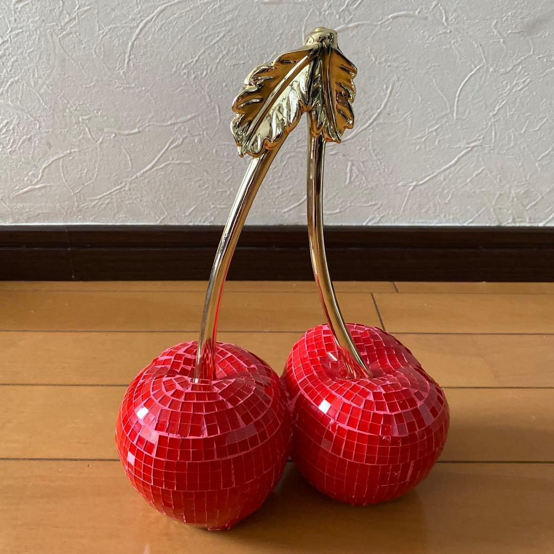 赤いモザイクタイルのチェリー置物