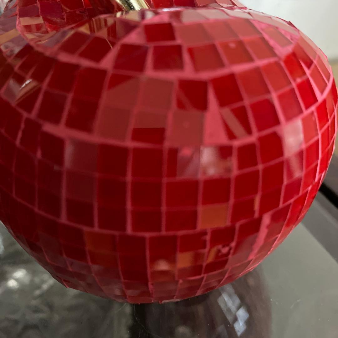 赤いモザイクタイルのチェリー置物