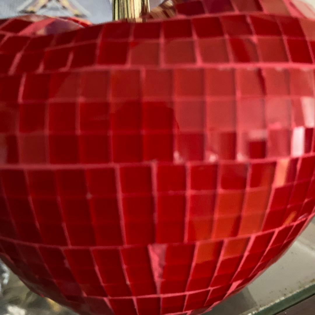 赤いモザイクタイルのチェリー置物