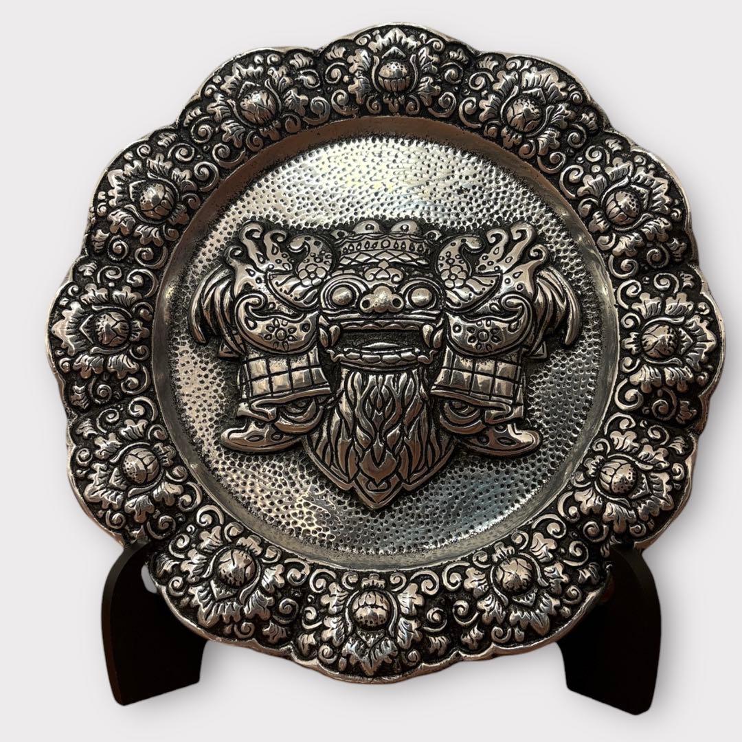聖獣バロン 飾り皿 金属製 バリ島 ヒンドゥー教 木製台座付き