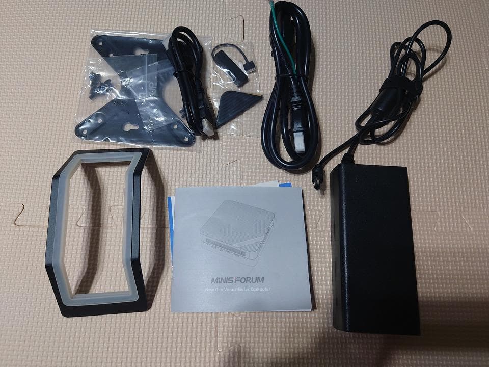MINISFORUM UM690 32GB 1TBSSD ミニPC　美品＋おまけ
