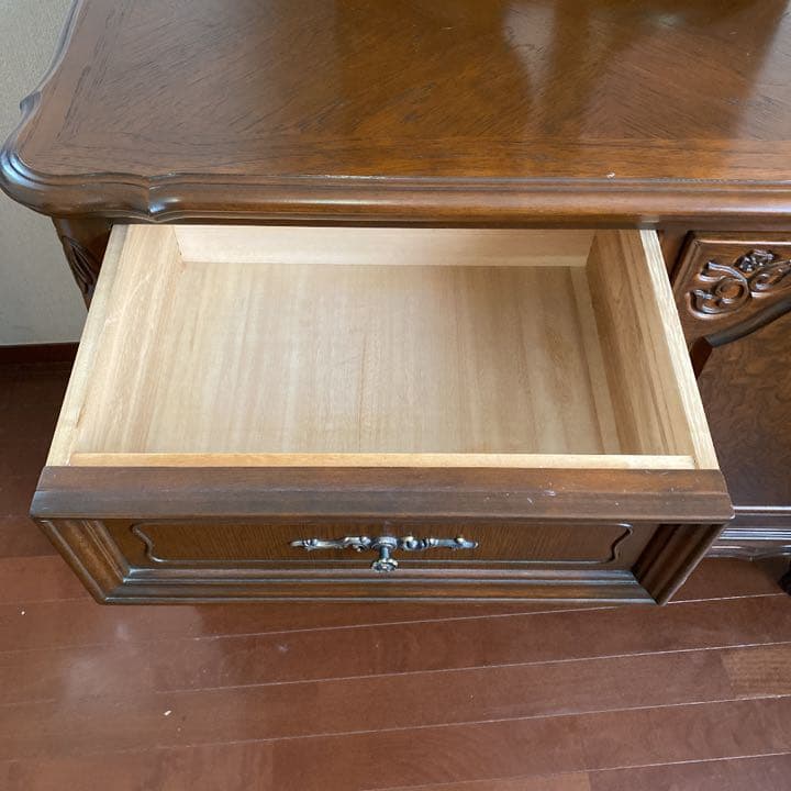 アンティーク風の三面鏡です　輸入住宅にも合いそうです