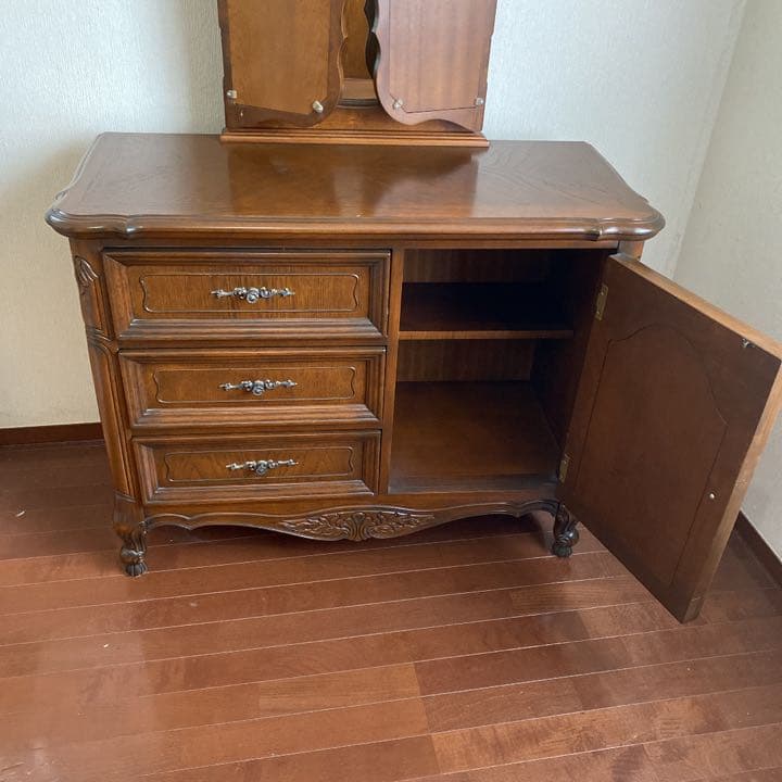 アンティーク風の三面鏡です　輸入住宅にも合いそうです