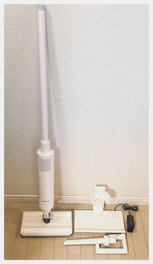 バルミューダ　コードレス掃除機　白　秀逸なデザイン おしゃれ