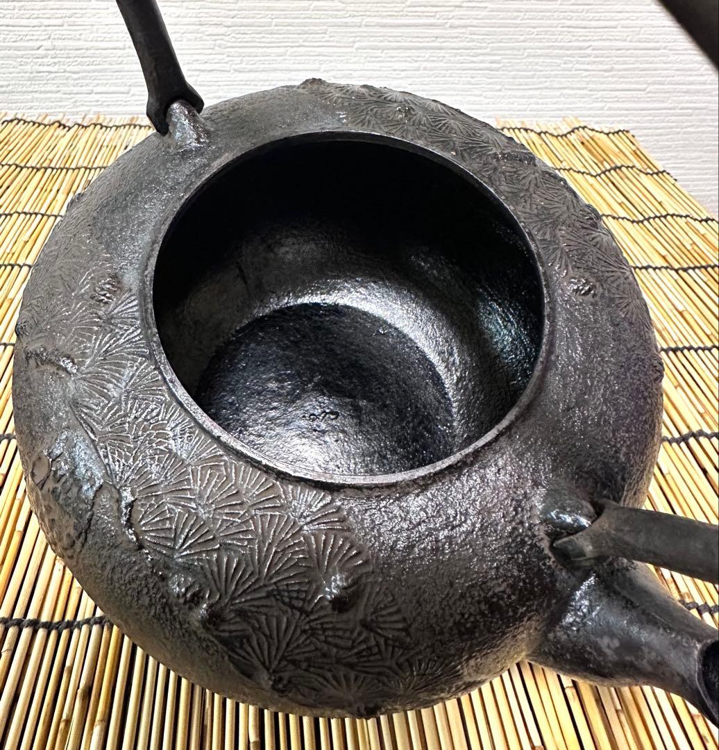未使用品 南部秀山堂 佐藤 勝弘作 １５型松文様 鉄瓶　南部鉄瓶 南部鉄器 鉄瓶