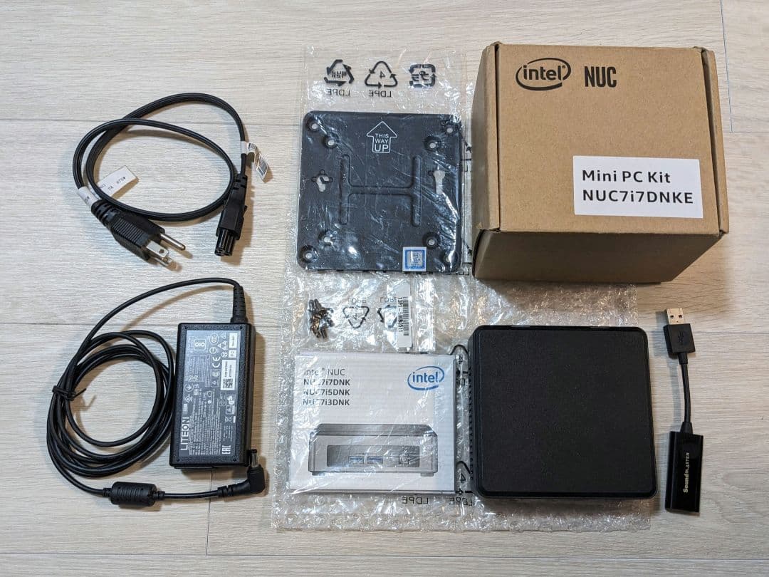 Intel NUC ミニPC Core i7-8650U/32GB/1TB