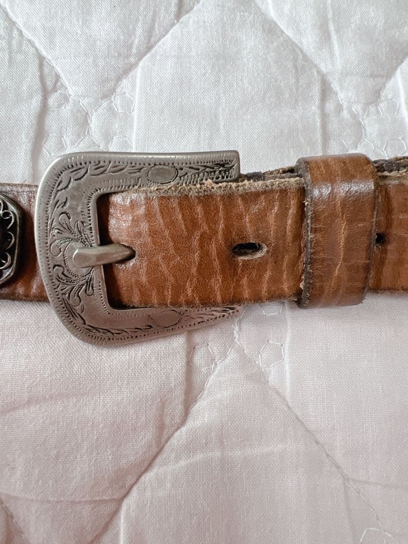 ［P U N T OV I T A(プントヴィータ)] コンチョレザーベルト