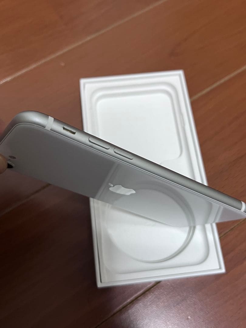 Apple iPhone SE (第2世代) ホワイト　64GB ジャンク扱い