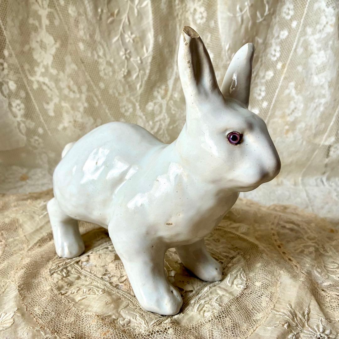 白釉のうさぎの置物　陶器オブジェ　フィギュア　ウサギ兎　フランスアンティーク