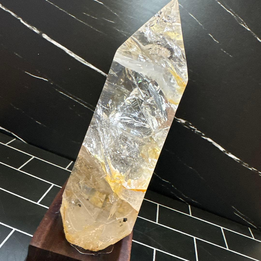 【極上品】水晶ポイント　ライモナイト共生　虹あり