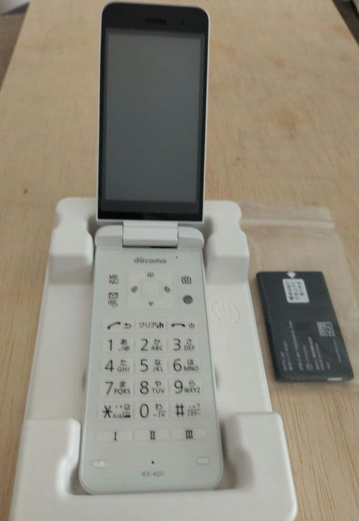 NTTドコモ 　DIGNO　KY-42C ホワイト折りたたみ携帯電話