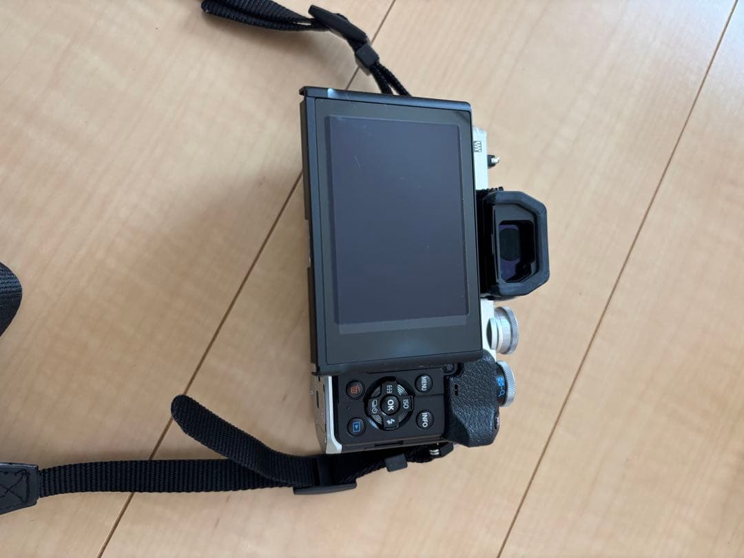 OLYMPUS E-M10 Mark IV ダブルレンズキット　カメラ　一眼