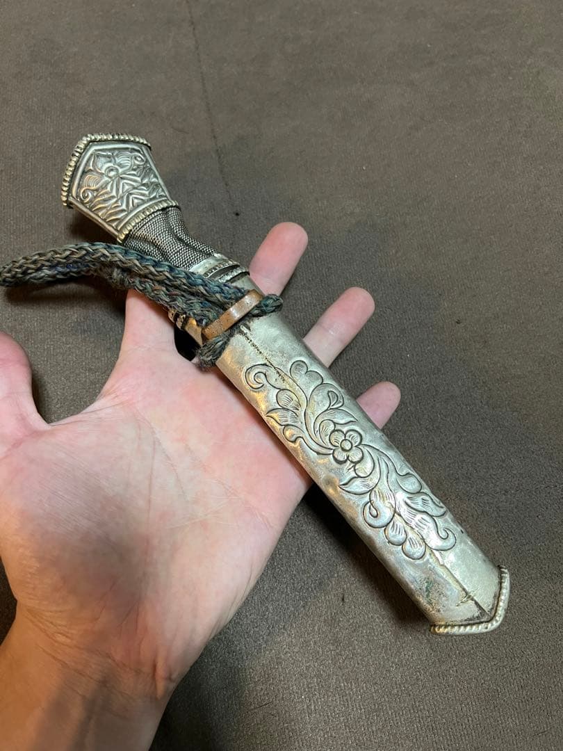 小山手作り包丁3本と模様入りのダガーナイフ1本のセットです。