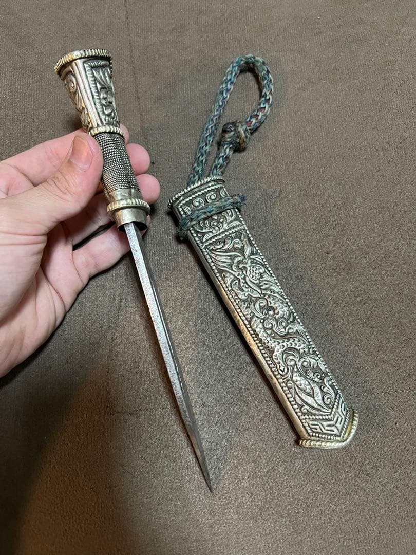 小山手作り包丁3本と模様入りのダガーナイフ1本のセットです。