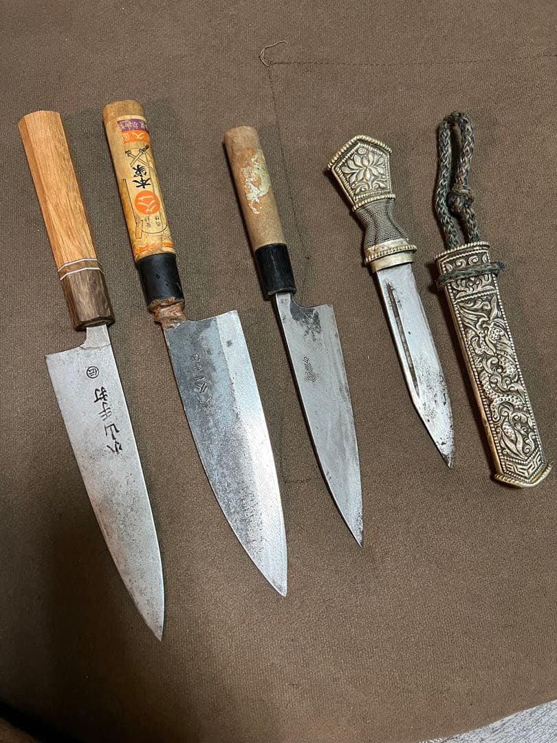 小山手作り包丁3本と模様入りのダガーナイフ1本のセットです。