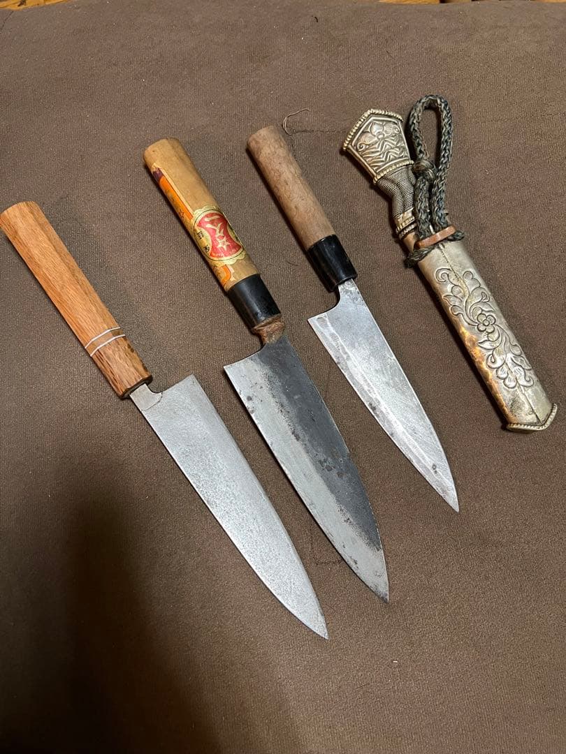 小山手作り包丁3本と模様入りのダガーナイフ1本のセットです。