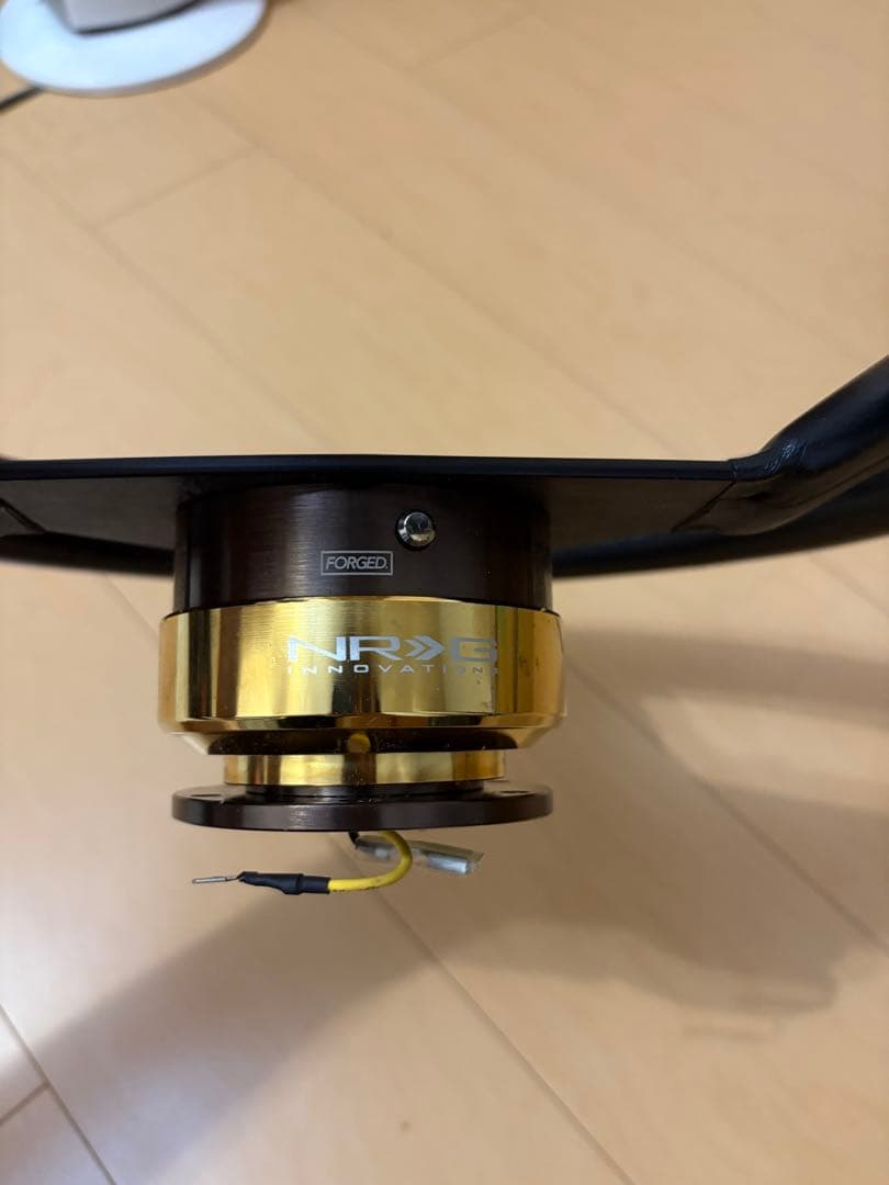 パーソナルハンドル＋NRG 脱着式ゴールドハブ付き