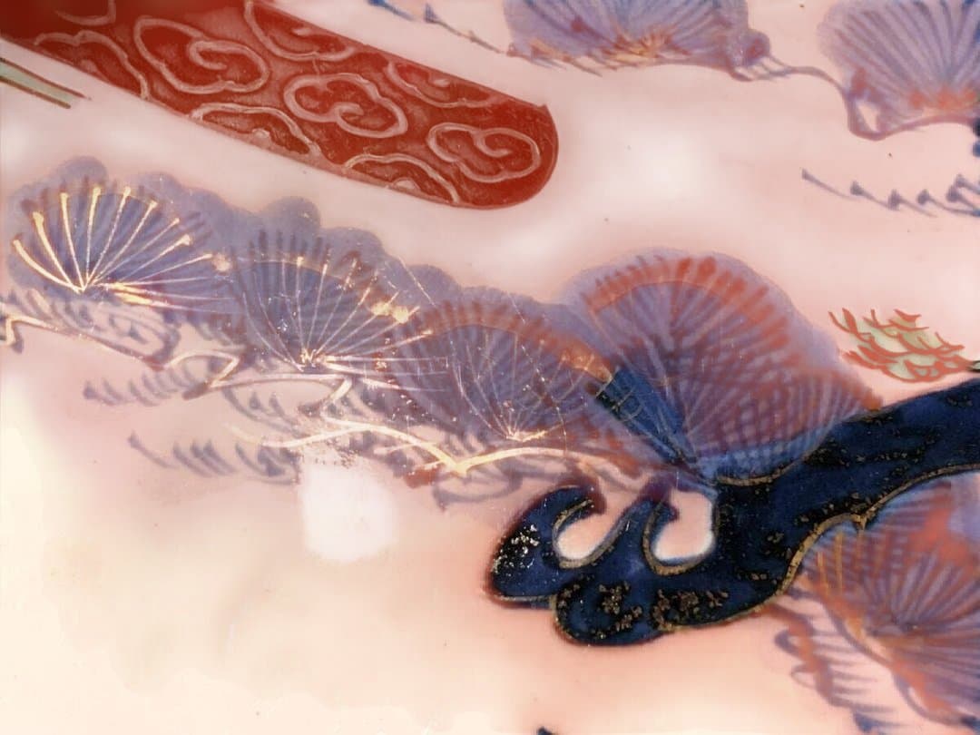 【九谷焼】29.6cm 　目跡 『松竹・立浪に鶴文様 金彩色絵大皿』