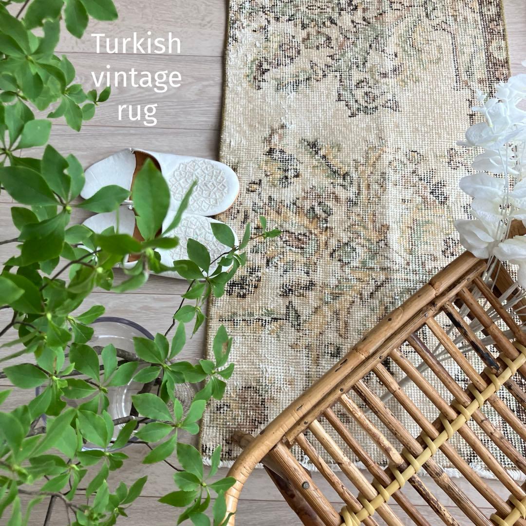 ミルキーベージュ50×100✳︎淡グリーンフラワー　ココア　トルコヴィンテージラグ