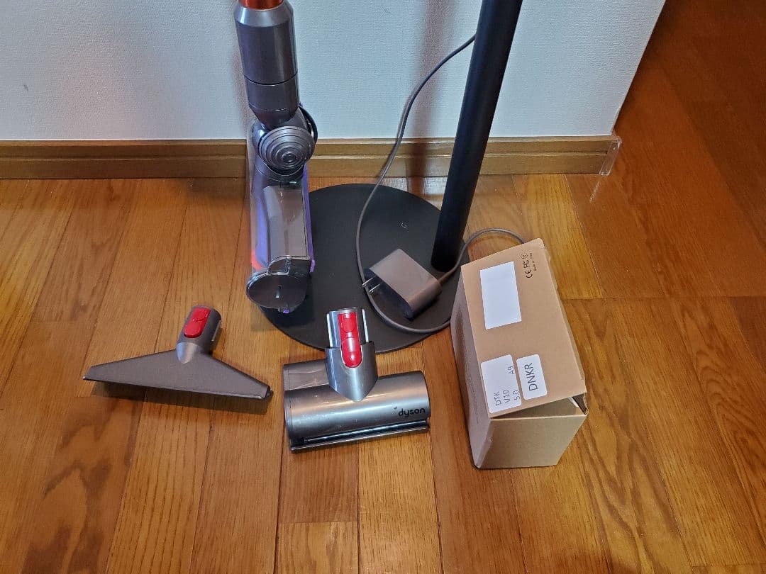 値下げ　Dyson V10　分解清掃動作確認済　スタンド　予備新品バッテリー付
