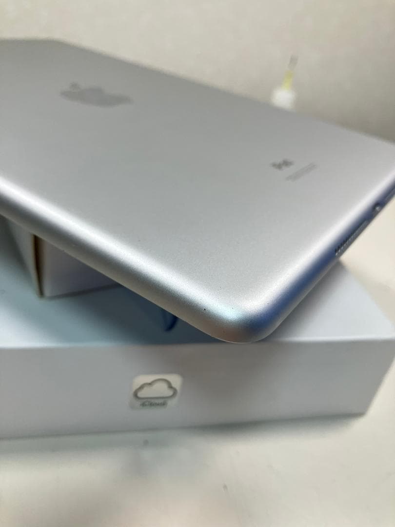 iPad 第9世代　64GB シルバー　Wi-Fiモデル　4点付属品付