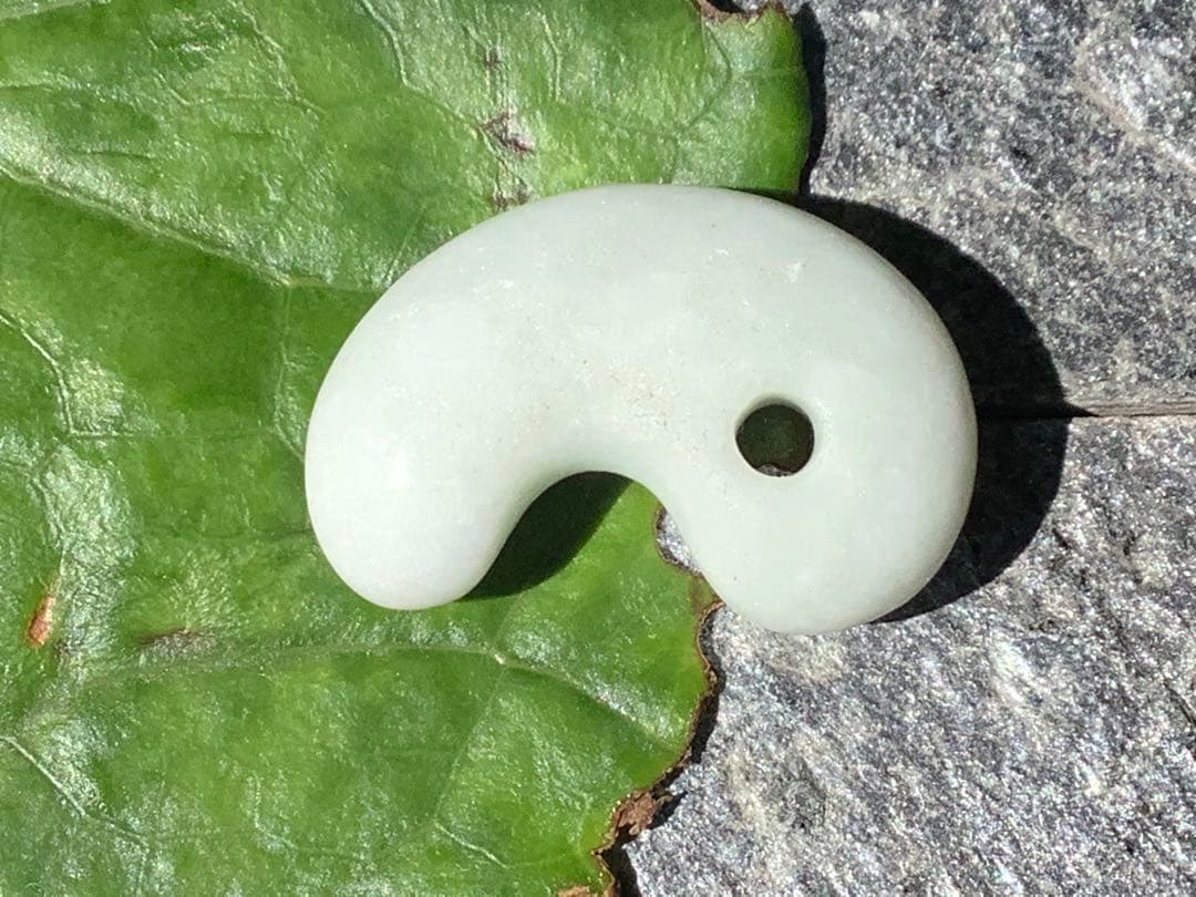 ✳ 20万円以上の品質‼️ 糸魚川翡翠勾玉　透過抜群　開運本物守護石　鑑別書付を‼️