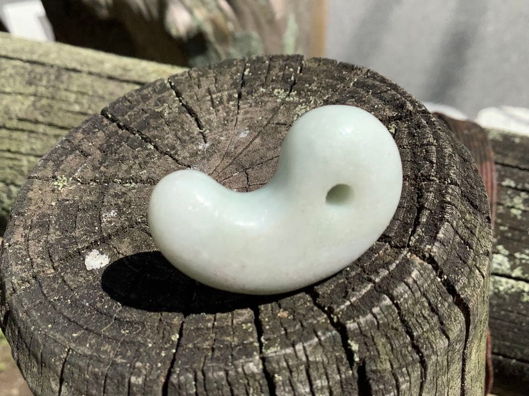 ✳ 20万円以上の品質‼️ 糸魚川翡翠勾玉　透過抜群　開運本物守護石　鑑別書付を‼️