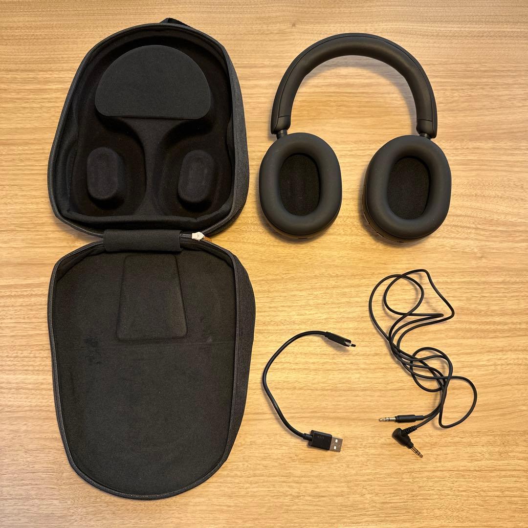 ブラック ワイヤレスヘッドホン 本体と付属品