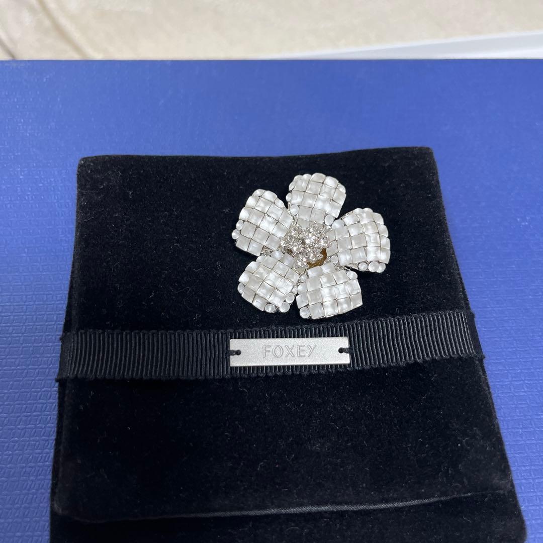 【美品】FOXEY フォクシー　シルバー 花形 ブローチ