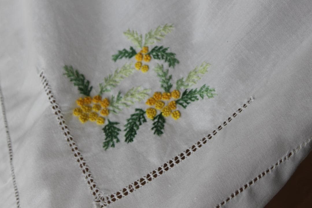 ミモザのテーブルクロス