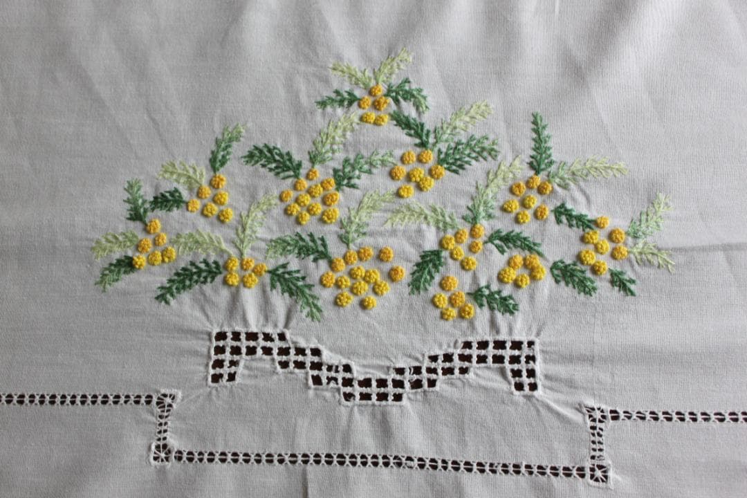 ミモザのテーブルクロス