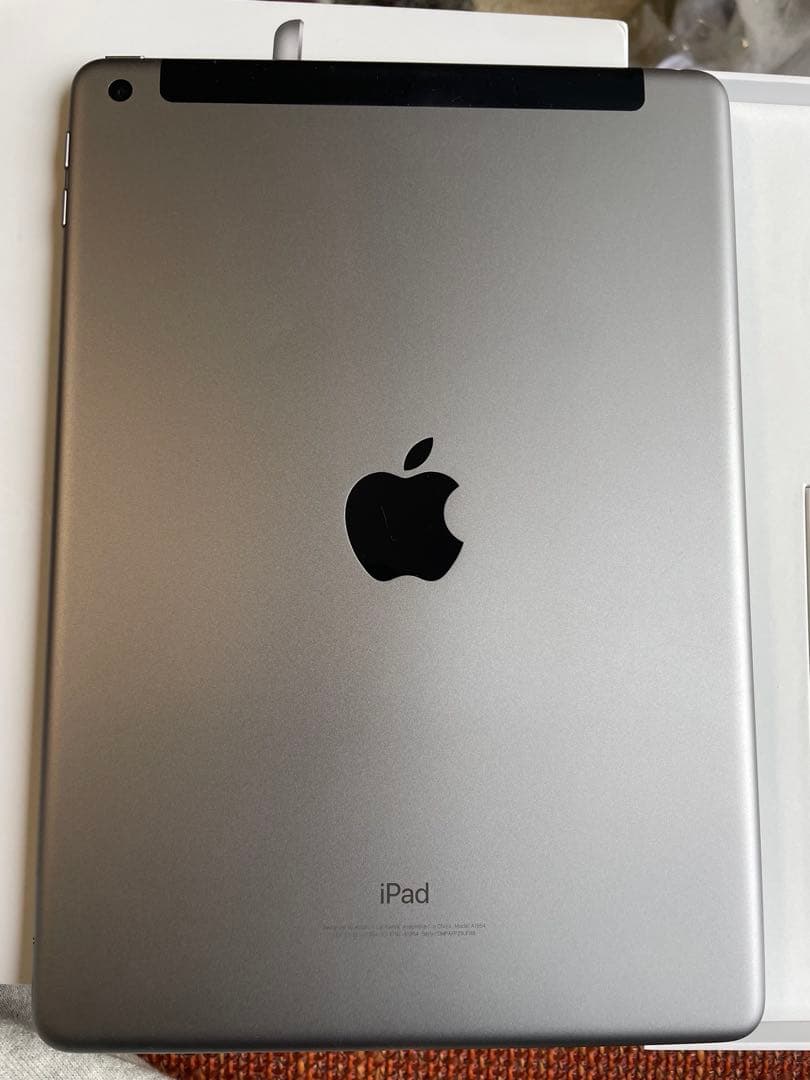 iPad 本体 ひび割れあり（第6世代2018年）