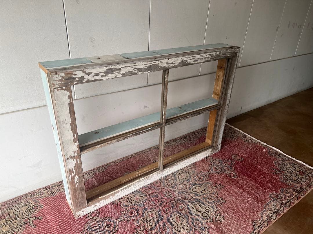 アンティークの木製窓枠の棚です。