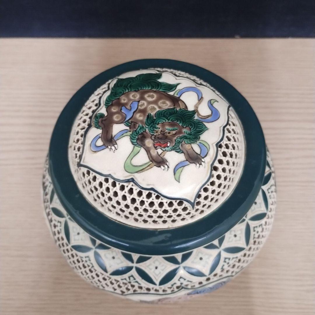 透かし彫りの香炉 青い獅子