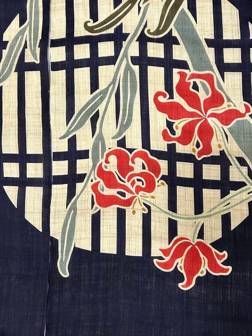 紅い花柄の暖簾