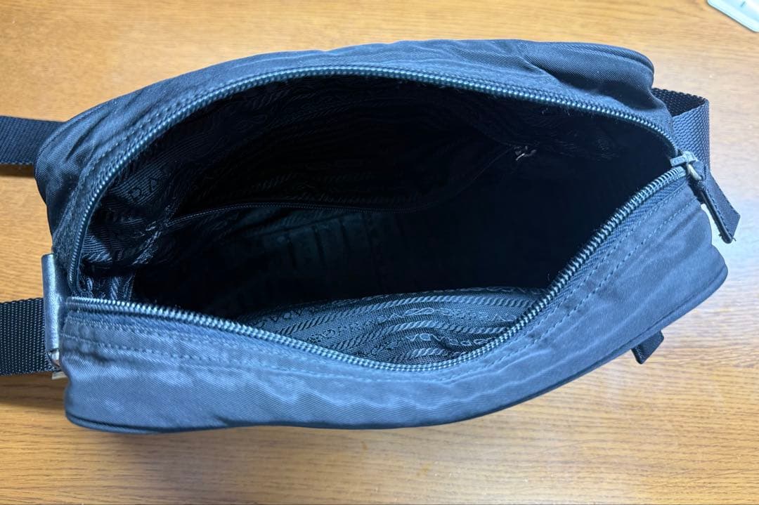 PRADA プラダ　ショルダーバッグ　ミニバッグ　カメラバッグ　ナイロン