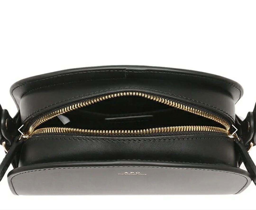 A.P.C. ブラックレザーショルダーバッグ