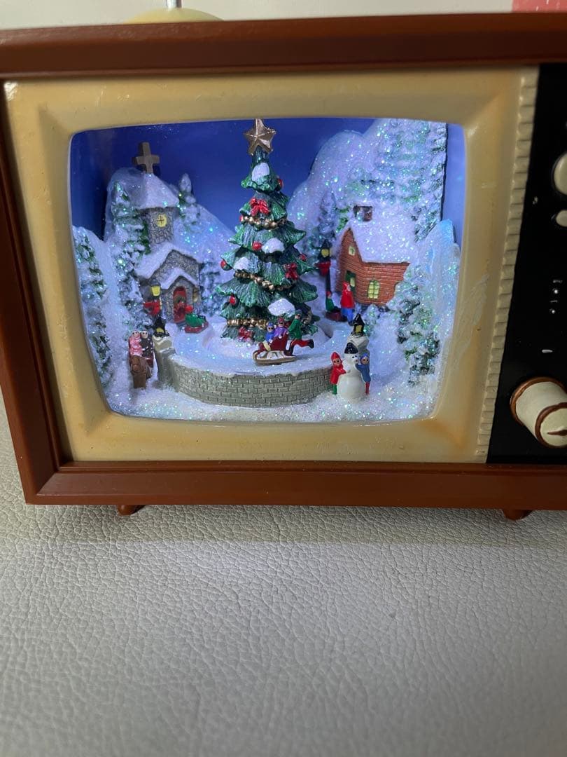 函館クリスマスファクトリー テレビ型 ミュージカル テレビ ソリで遊ぶ子供たち