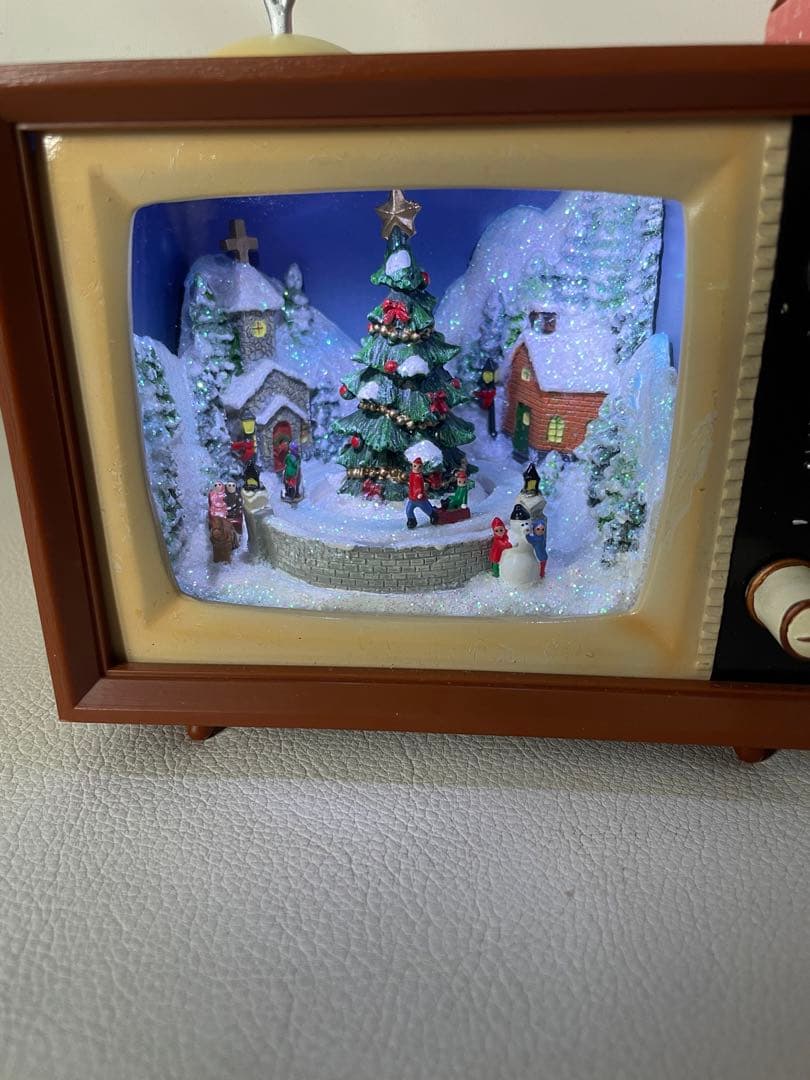 函館クリスマスファクトリー テレビ型 ミュージカル テレビ ソリで遊ぶ子供たち