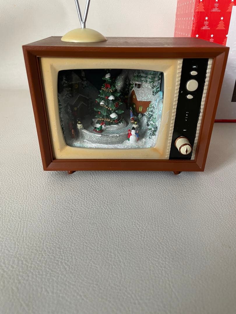 函館クリスマスファクトリー テレビ型 ミュージカル テレビ ソリで遊ぶ子供たち