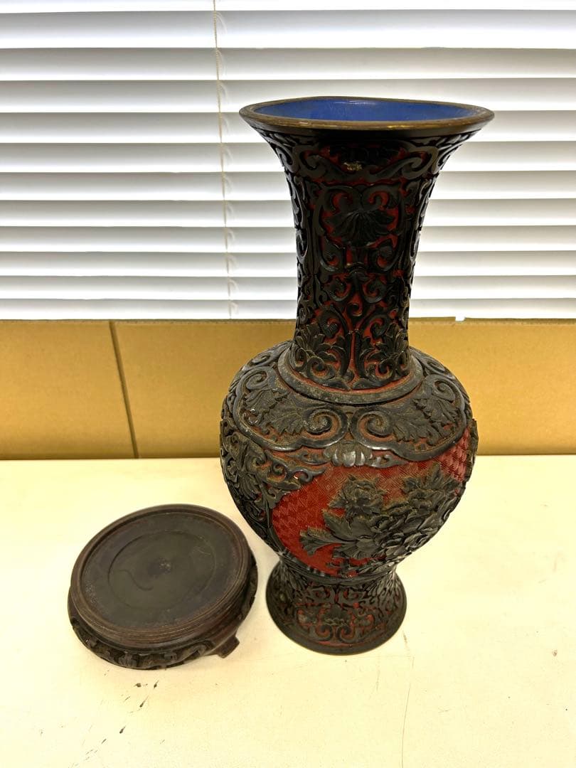 P209 中国古美術 古玩 花瓶 黒堆朱 木製円台付 堆朱　希少　美術品　工芸品