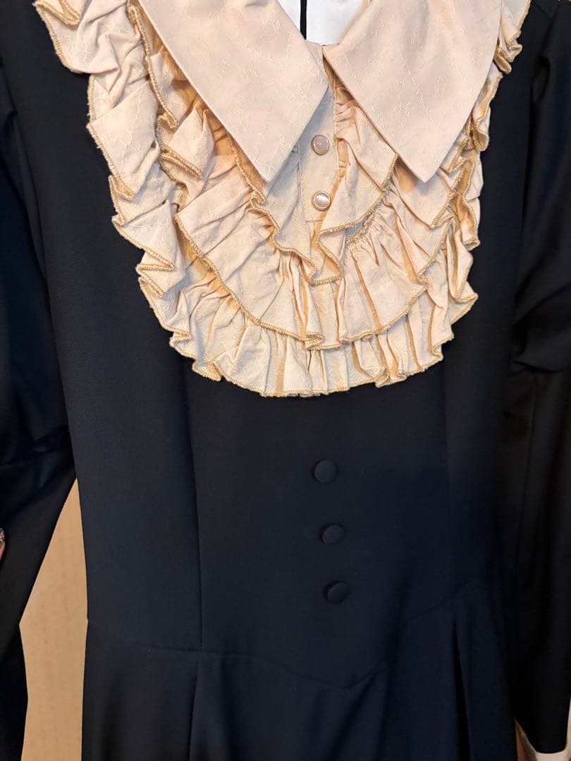 フリル付き黒ロングワンピース