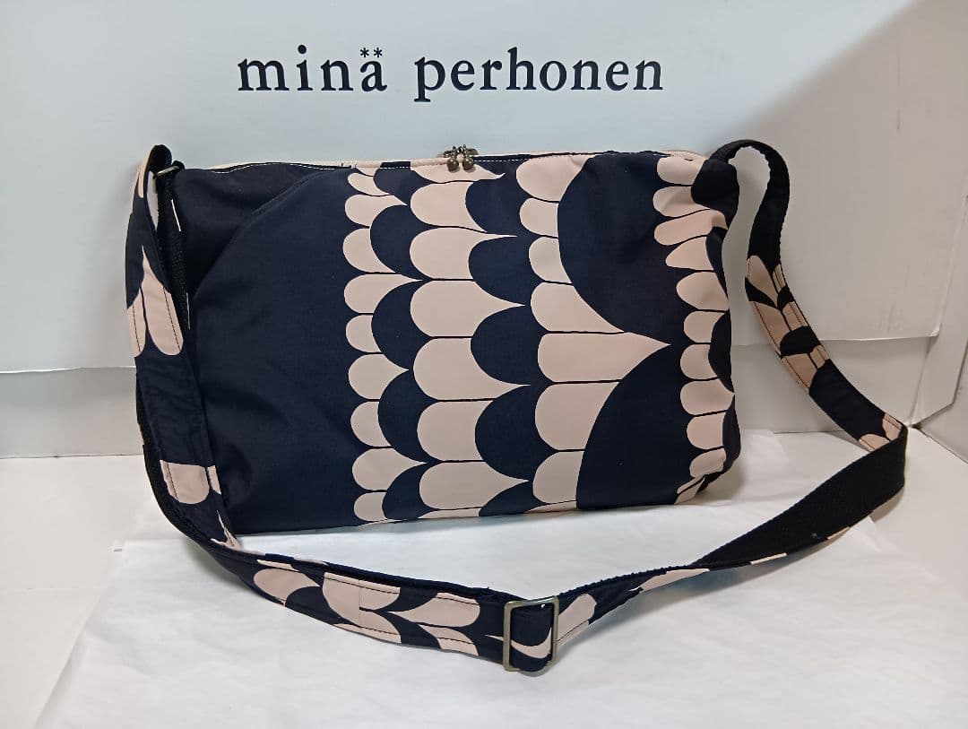 保温保冷ポケット付き♪ボディーバック　両面２ポケット付き♪sea lace