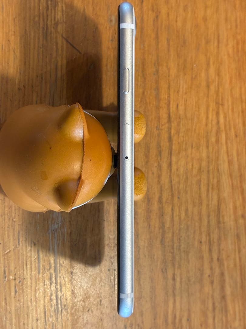 iPhone SE(第2世代)、ブラックとホワイトの2台(※ホワイトは訳あり)