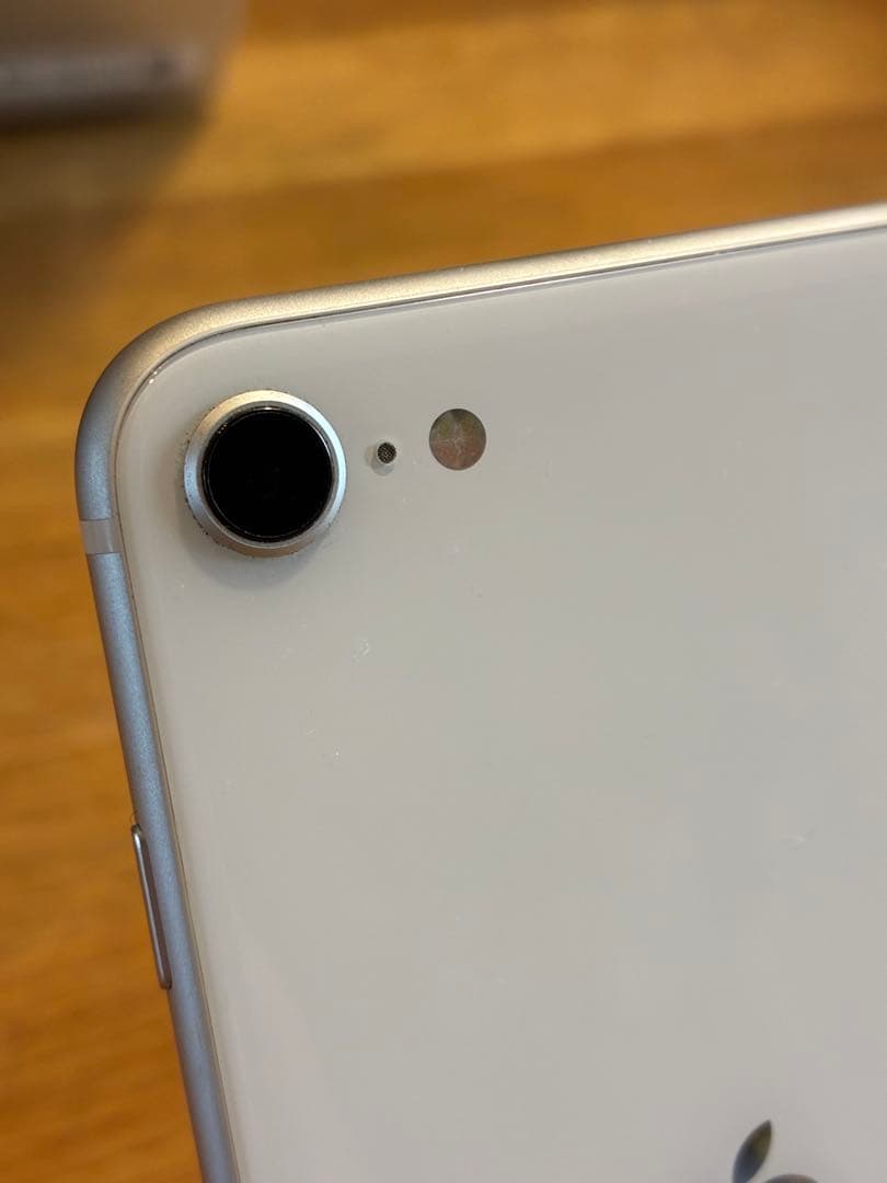 iPhone SE(第2世代)、ブラックとホワイトの2台(※ホワイトは訳あり)